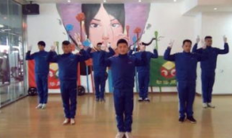 搞笑舞蹈视频,跟着节奏一起摇摆